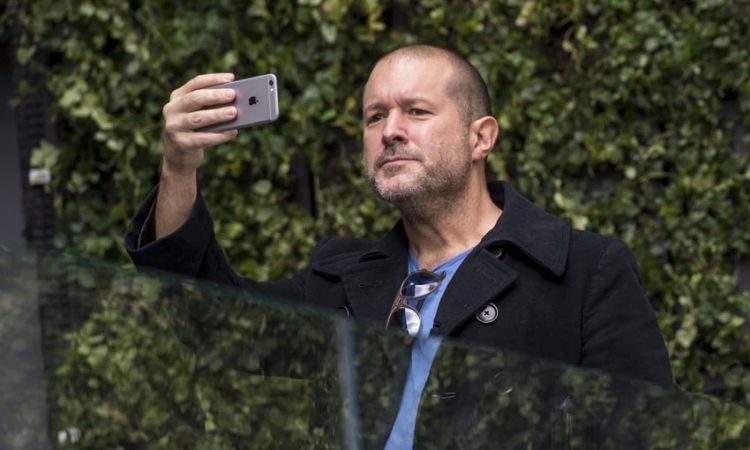 Giám đốc thiết kế Jony Ive thôi việc, vốn hóa Apple bốc hơi 9 tỷ USD