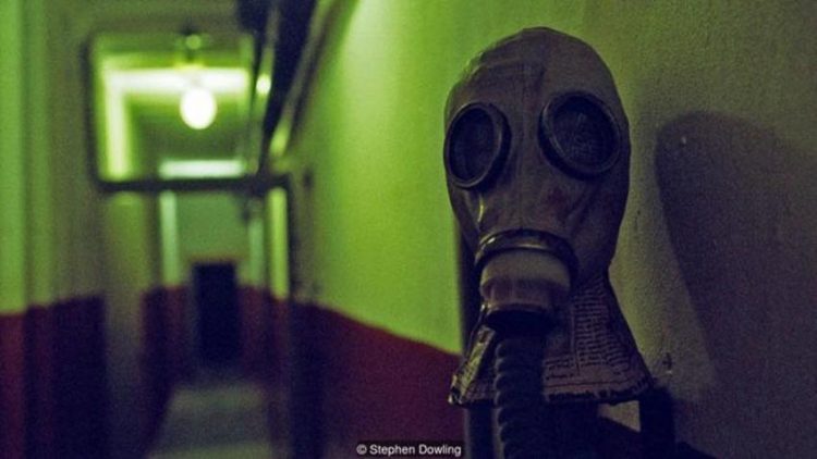 Mặt nạ chống độc được bố trí khắp nơi trong bunker của Enver Hoxha