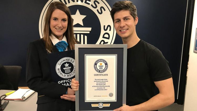 Người trình diễn nhiều trò ảo thuật nhất trong 1 phút - 2