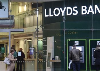 Chống rửa tiền, Tập đoàn Ngân hàng Lloyds đóng băng 8.000 tài khoản - 1