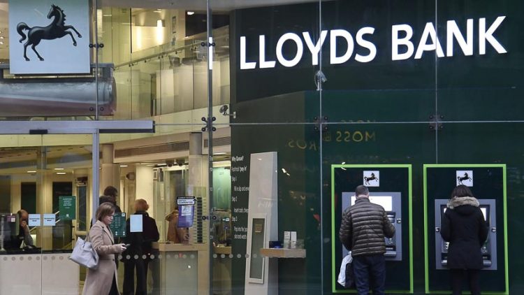 Chống rửa tiền, Tập đoàn Ngân hàng Lloyds đóng băng 8.000 tài khoản - 1
