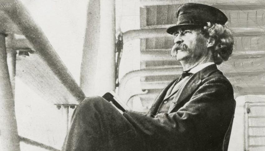 Mark Twain ngồi ghế dựa trên boong tàu