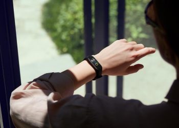 Xiaomi ra mắt vòng đeo tay theo dõi sức khỏe Mi Smart Band 4 - 1