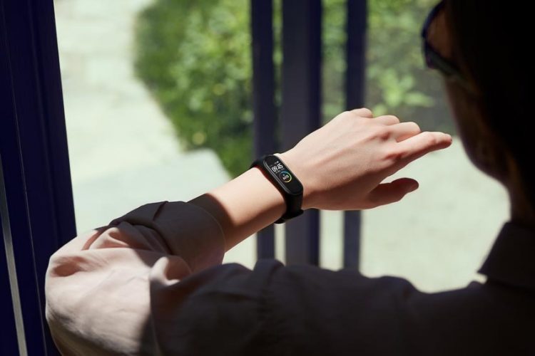 Xiaomi ra mắt vòng đeo tay theo dõi sức khỏe Mi Smart Band 4 - 1