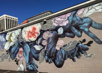 Nữ họa sĩ Ouizi vẽ hoa trên cao ốc 4