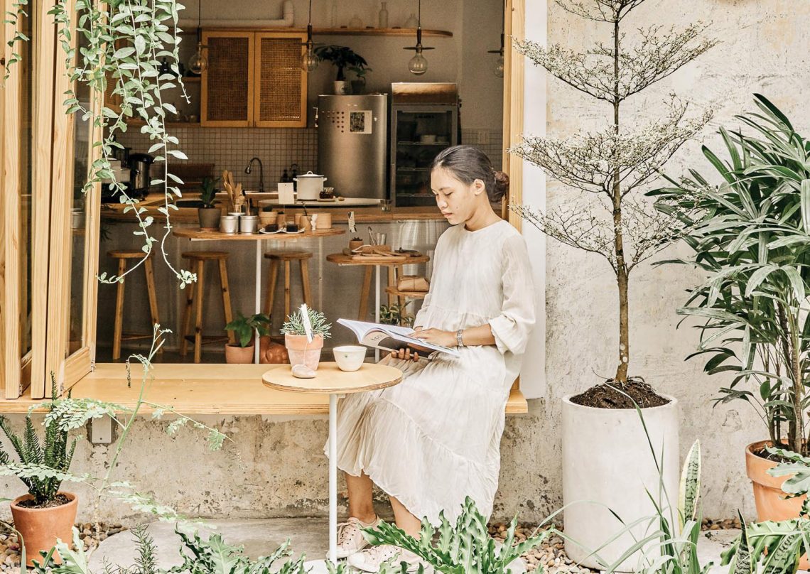 Tiệm bánh có không gian mộc mạc nhưng đủ đầy 11