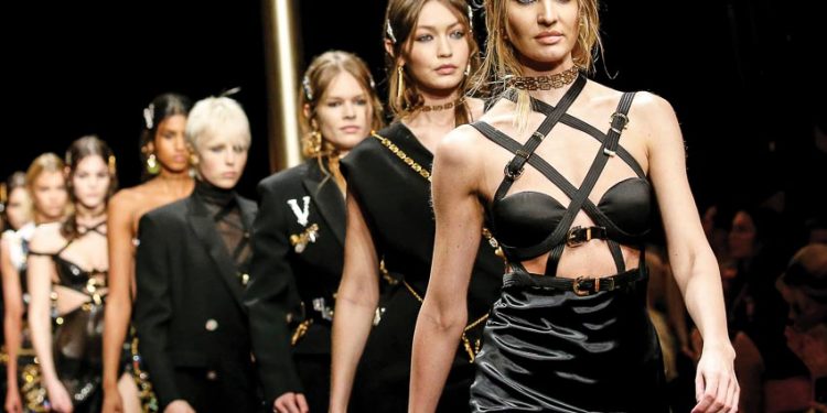 Capri và tham vọng trở thành LVMH của Mỹ - 1