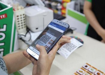 Khách hàng thanh toán qua QR Code tại siêu thị. Ảnh: Hải Yên