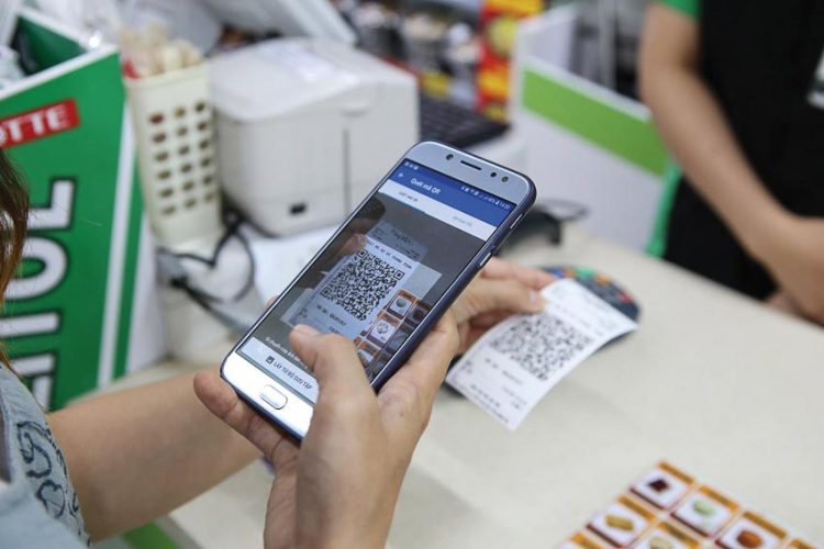 Khách hàng thanh toán qua QR Code tại siêu thị. Ảnh: Hải Yên
