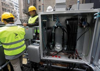 Kỹ thuật viên của Sprint làm việc với công nghệ lắp đặt 5G bên cạnh cáp quang trên đỉnh tòa nhà ở thành phố New York, Hoa Kỳ. Ảnh: Reuters