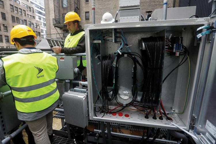 Kỹ thuật viên của Sprint làm việc với công nghệ lắp đặt 5G bên cạnh cáp quang trên đỉnh tòa nhà ở thành phố New York, Hoa Kỳ. Ảnh: Reuters