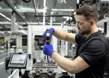 Động cơ bốn xi lanh tăng áp mới của Mercedes-AMG có công suất 382 mã lực ở dòng A45 và 415 mã lực ở dòng A45 S - 22