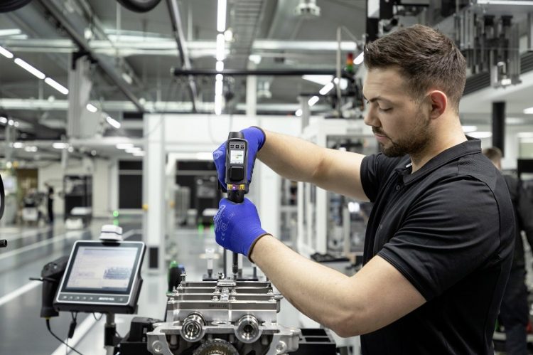 Động cơ bốn xi lanh tăng áp mới của Mercedes-AMG có công suất 382 mã lực ở dòng A45 và 415 mã lực ở dòng A45 S - 22