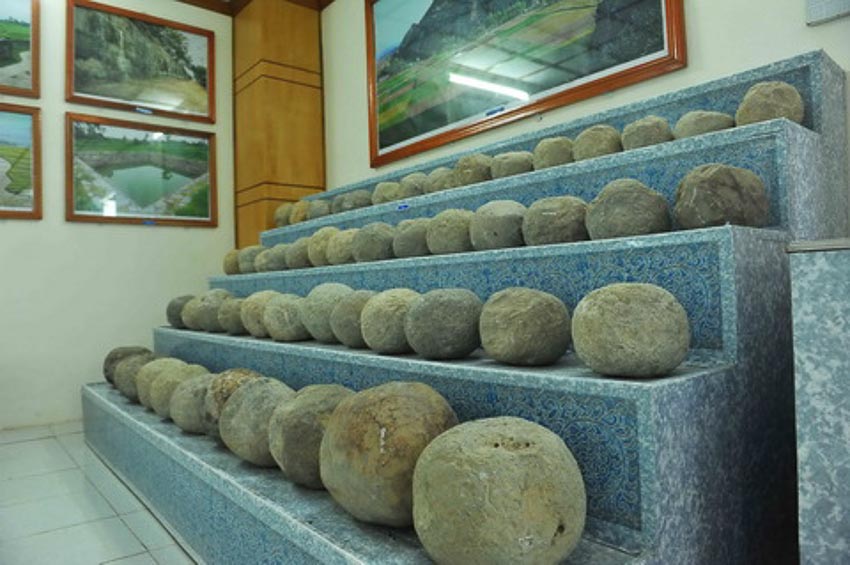 Đạn đá được thiết kế bởi nhà quân sự Hồ Nguyên Trừng, dùng để phòng thủ khi có giặc tấn công thành. Đây là một trong số hàng nghìn hiện vật được khai quật ở thành nhà Hồ (Ảnh: Minh Đức - TTXVN)