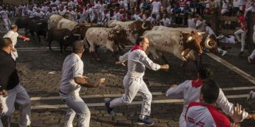 Thót tin xem cảnh rượt đuổi ở lễ hội chạy đua với bò tót San Fermin - 5