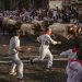 Thót tin xem cảnh rượt đuổi ở lễ hội chạy đua với bò tót San Fermin - 5
