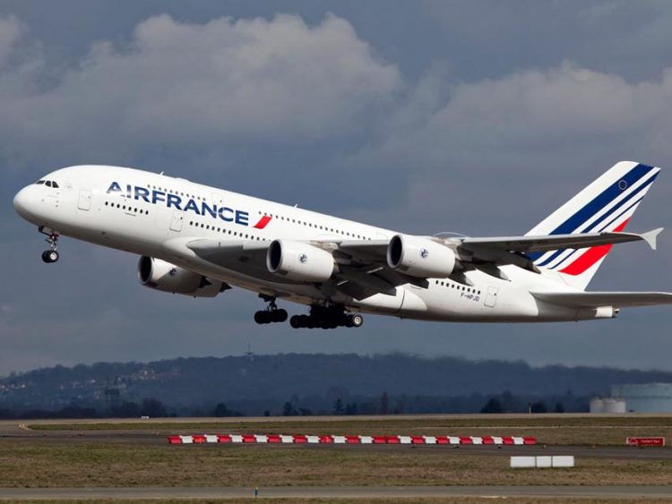 Những hành khách bất trị khiến các hãng máy bay phải hạ cánh khẩn cấp - 1