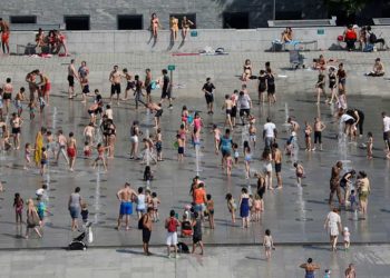 Pháp hứng đợt sóng nhiệt kỷ lục 16 năm