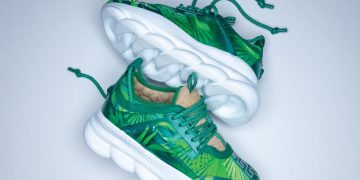 Đôi sneaker lấy cảm hứng từ chiếc đầm Versace của Jennifer Lopez - 4