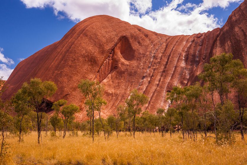 Du khách đến núi đá thiêng Uluru ở Australia tăng đột biến - 1