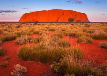Du khách đến núi đá thiêng Uluru ở Australia tăng đột biến - 2