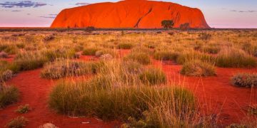 Du khách đến núi đá thiêng Uluru ở Australia tăng đột biến - 2