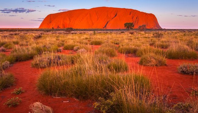 Du khách đến núi đá thiêng Uluru ở Australia tăng đột biến - 2