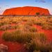 Du khách đến núi đá thiêng Uluru ở Australia tăng đột biến - 2