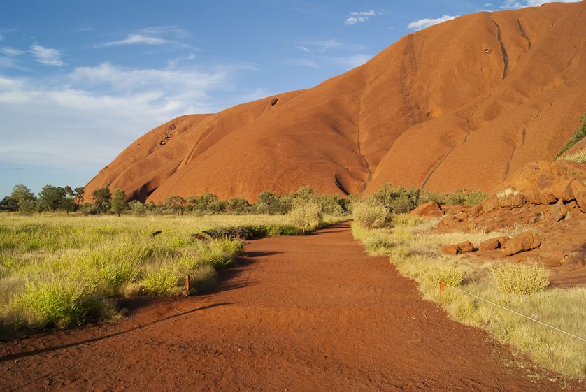 Du khách đến núi đá thiêng Uluru ở Australia tăng đột biến - 3