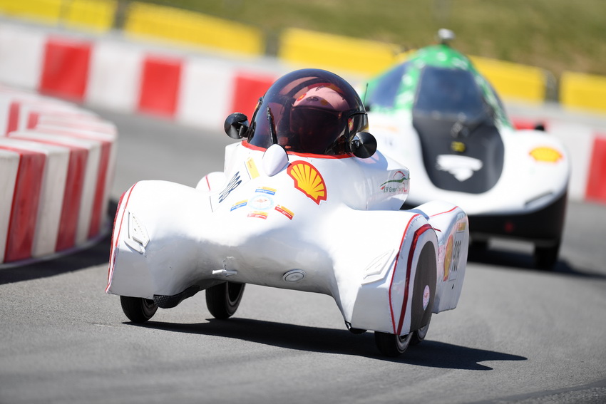 Đội đua LH-EST (ĐH Lạc Hồng) tham gia Shell Eco-marathon châu Âu với thành tích 185km/kwh - 2
