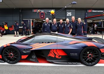 Siêu xe Aston Martin Valkyrie thể hiện sức mạnh tại Silverstone - 1