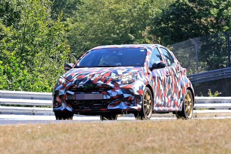 Lộ diện Toyota Yaris 2020 phiên bản GR và Hybrid ẩn mình sau lớp ngụy trang - 1