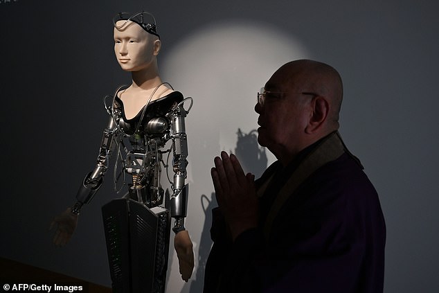 Ngôi đền 400 tuổi dùng robot thay nhà sư giảng kinh Phật cho du khách - 04