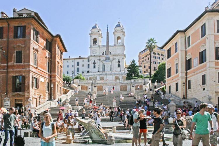Khách du lịch bị cấm ngồi lên Bậc thang Tây Ban Nha ở Rome - 2