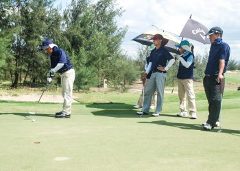 Cuối tuần, cùng sếp ra sân chơi đánh golf - 3