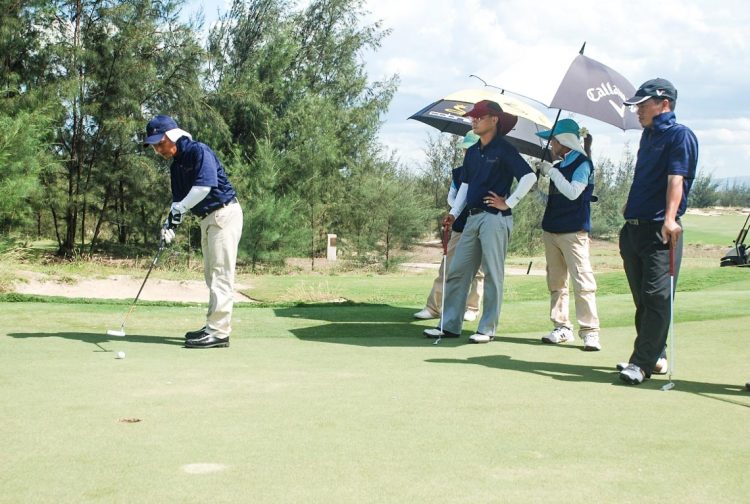 Cuối tuần, cùng sếp ra sân chơi đánh golf - 3