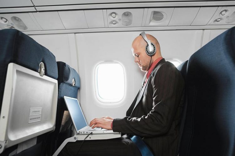 Khách hàng có thể truy cập internet trên máy bay Vietnam Airlines -1