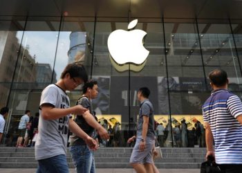 Doanh thu iPhone giảm - Apple tìm kiếm chú gà đẻ trứng vàng mới - 3