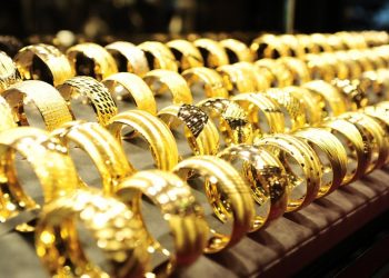 Giá vàng giảm do đồng USD mạnh và chứng khoán tăng điểm