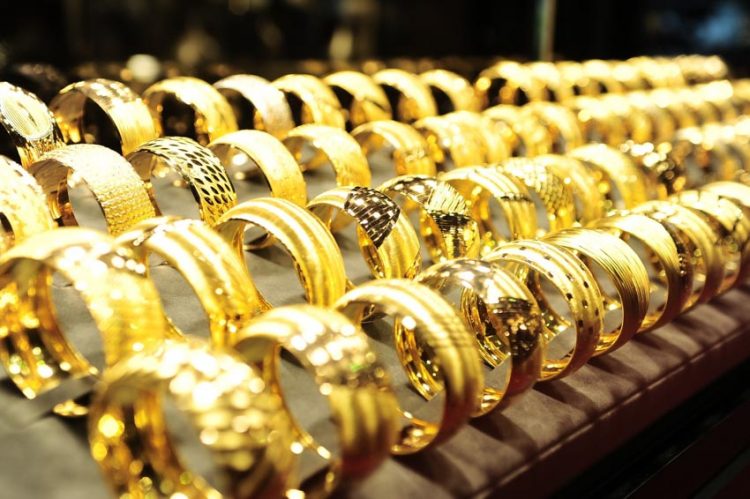 Giá vàng giảm do đồng USD mạnh và chứng khoán tăng điểm