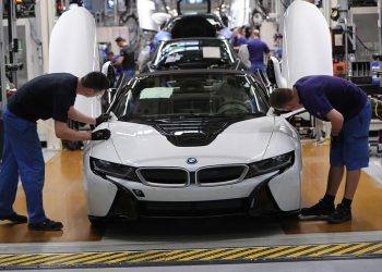 Lợi nhuận của BMW giảm mạnh do chi phí và đầu tư gia tăng