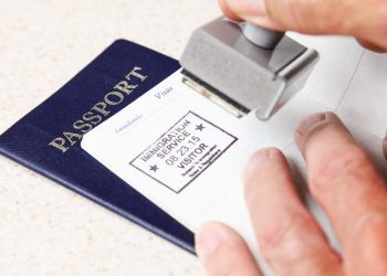 Mỹ công bố quy định mới về định cư, từ chối nhận người nhập cư quá nghèo - 2