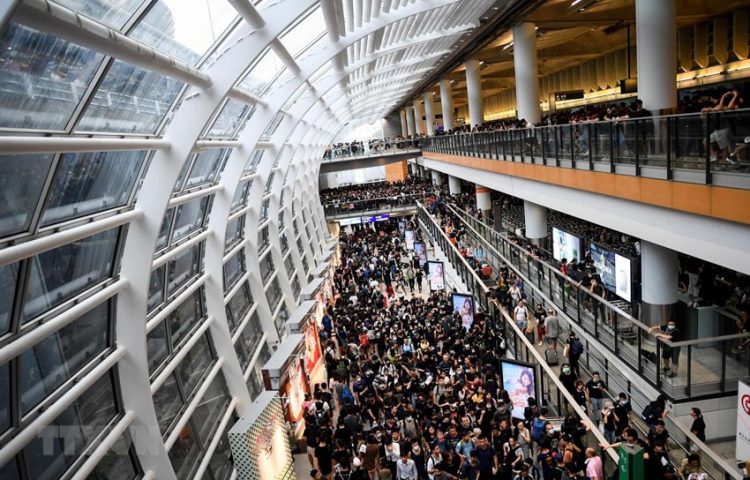 Sân bay Hong Kong đóng cửa, cổ phiếu Cathay Pacific Airways chạm đáy