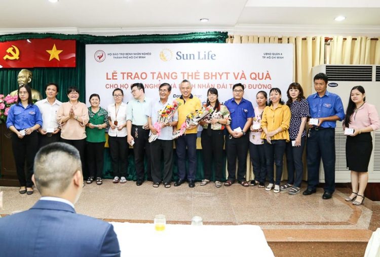 Sun Life tặng thẻ bảo hiểm y tế và quà cho người nghèo tại Quận 4, TP.HCM - 1