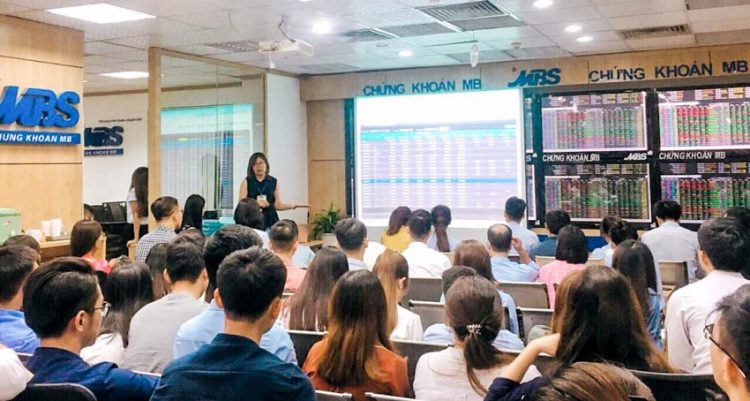 Thị trường chứng khoán tuần tới: Hình thành vùng dao động 980 điểm