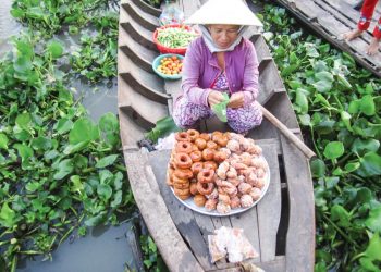 Văn hóa dân gian miền Tây: những chiếc xuồng bán bắp, khoai, bánh - 7