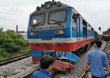 Làm sao tàu lửa đâm ôtô?