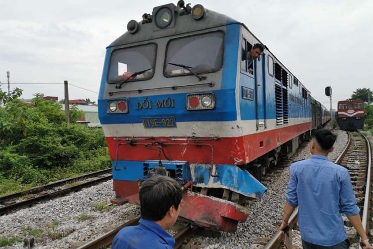 Làm sao tàu lửa đâm ôtô?