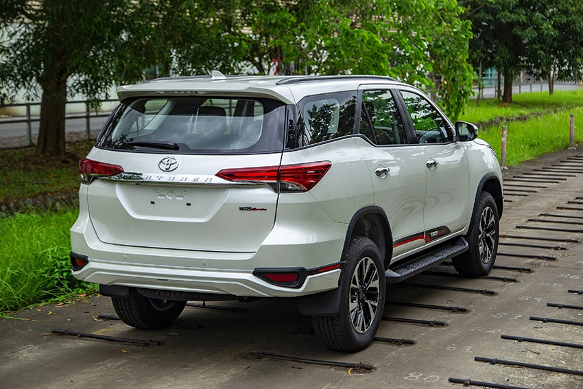Toyota Việt Nam công bố mức giá bán lẻ mới cho mẫu xe Hilux và Fortuner TRD 2019 3