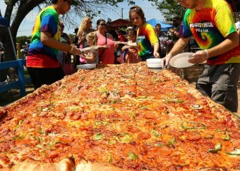 Chuyện lạ đó đây: Bánh pizza thương mại lớn nhất thế giới - 2